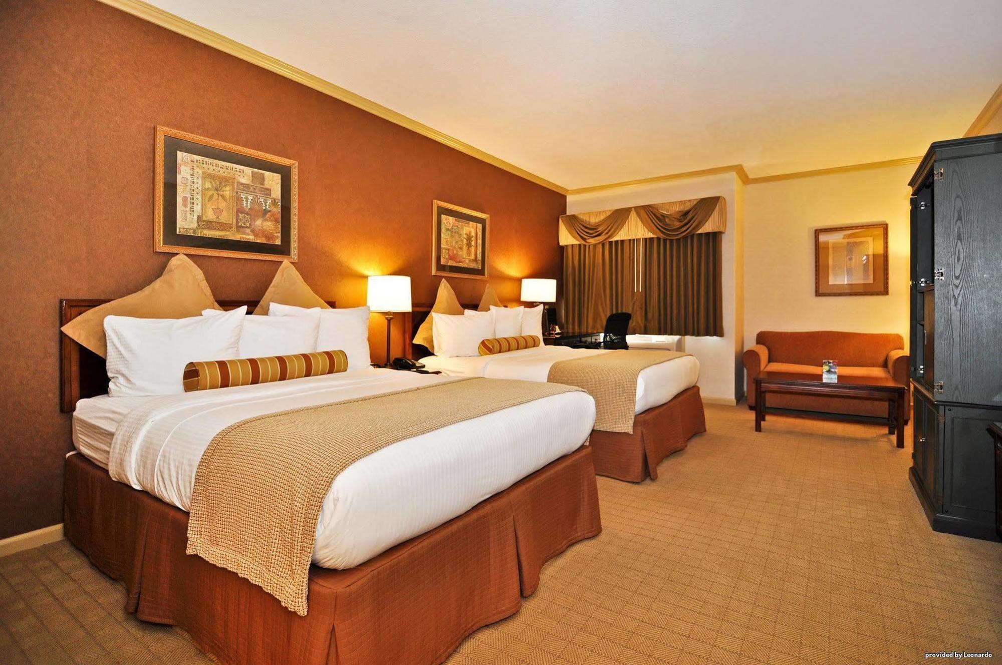 Best Western Plus Palm Court Hotel Дейвис Номер фото