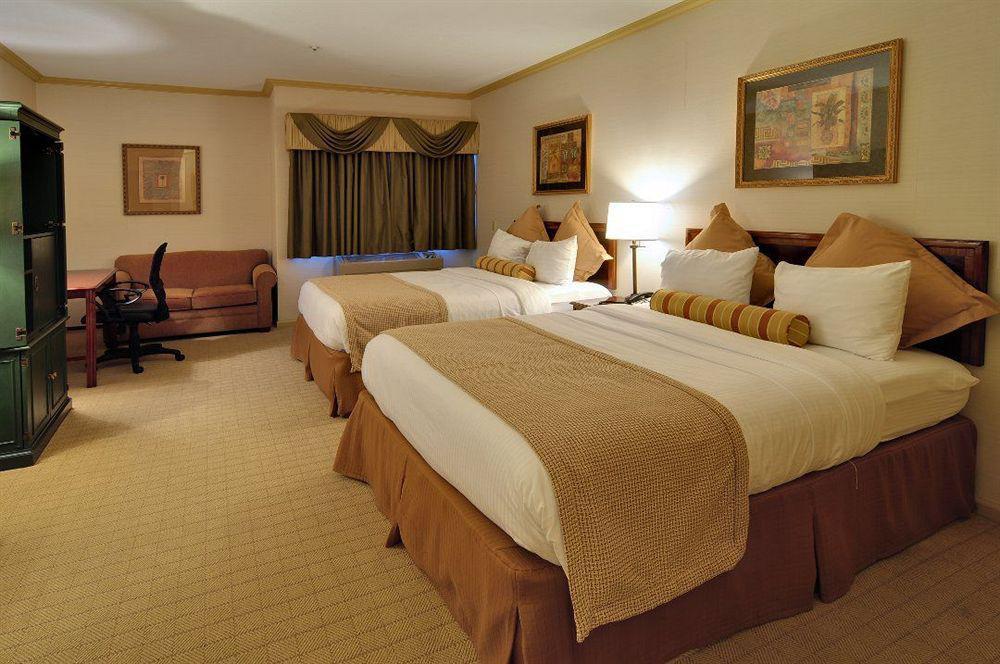 Best Western Plus Palm Court Hotel Дейвис Номер фото