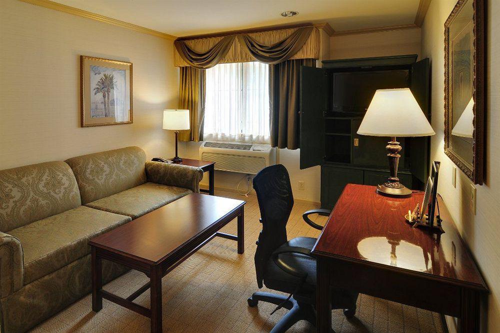 Best Western Plus Palm Court Hotel Дейвис Номер фото