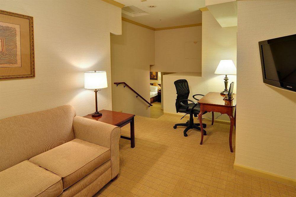 Best Western Plus Palm Court Hotel Дейвис Номер фото